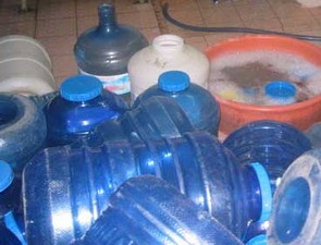 Thêm 13 cơ sở nước uống đóng chai bị đình chỉ